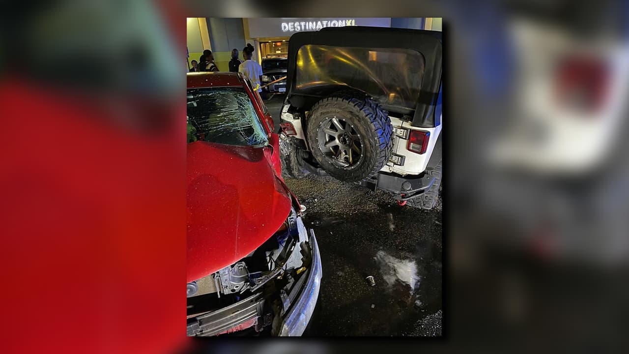 El Jeep entró en un estacionamiento y chocó contra tres autos. El Cadillac golpeó al peatón, volcó y dañó otros dos autos.