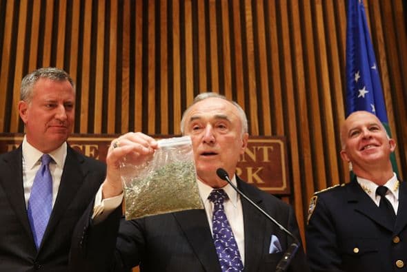 Un ciudadano de Nueva York al que se le encuentre en posesión de una cantidad pequeña de marihuana ya no será arrestado.