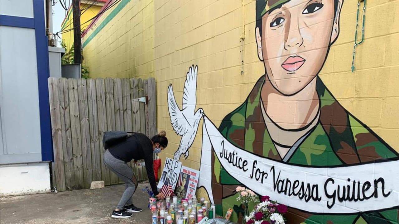 Con flores, globos, veladoras y banderas de México y EEUU, honran la memoria de Vanessa Guillén en Houston