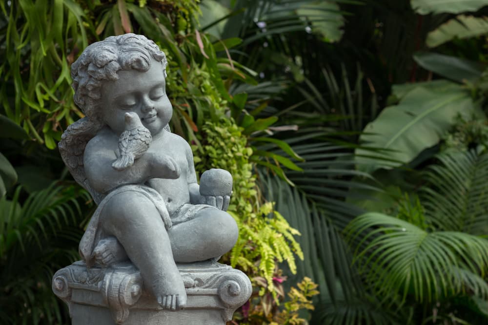 Este "extraño" visitaba a Psique solamente por las noches y le hacía el amor, tomándola como su esposa, y la chica pensaba que era su destino amarlo porque un oráculo le había dicho a ella y sus padres que ningún mortal en la tierra podría amarla y que su destino era terminar con un monstruo.