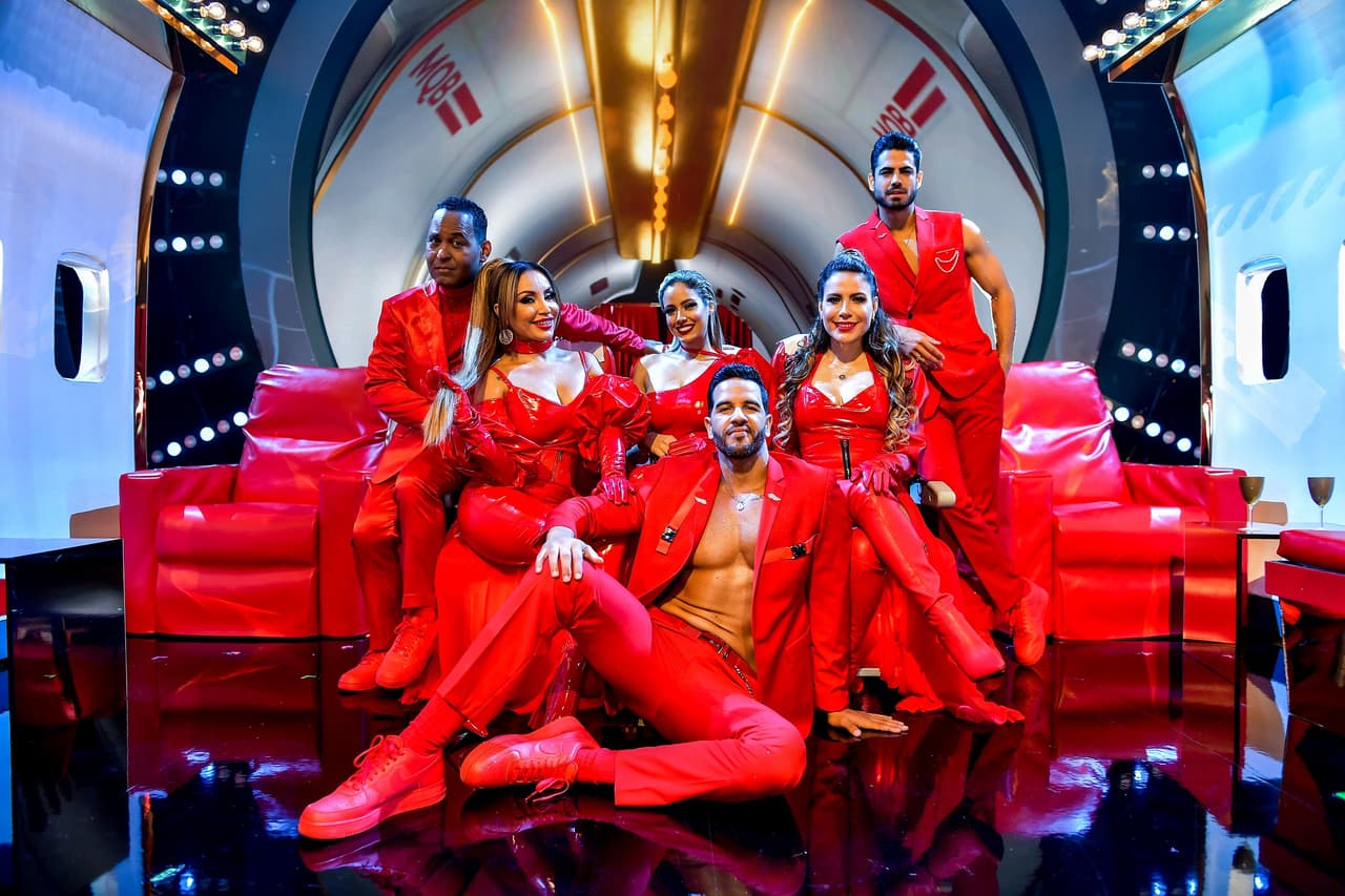 Seis participantes iniciaron esta cuarta gala: 
<b><a href="https://www.univision.com/shows/mira-quien-baila/chef-yisus-diaz-biografia" target="_blank">Chef Yisus</a></b>, 
<b><a href="https://www.univision.com/shows/mira-quien-baila/aleyda-ortiz-biografia" target="_blank">Aleyda Ortiz</a></b>, 
<b><a href="https://www.univision.com/shows/mira-quien-baila/tony-dandrades-biografia" target="_blank">Tony Dandrades</a></b>, 
<b><a href="https://www.univision.com/shows/mira-quien-baila/lindsay-casinelli-biografia" target="_blank">Lindsay Casinelli</a></b>, 
<b><a href="https://www.univision.com/shows/mira-quien-baila/roberto-hernandez-biografia" target="_blank">Roberto Hernández</a></b> y 
<b><a href="https://www.univision.com/shows/mira-quien-baila/la-bronca-biografia" target="_blank">La Bronca</a></b>, con mucha ilusión de continuar en la competencia y seguir representando a su fundación.