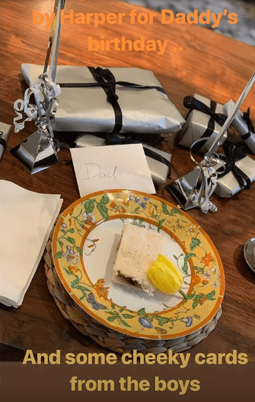 El cumpleaños de David Beckham comenzó con un rico desayuno compuesto por un sandwich de salchicha que 
<b><a href="https://www.univision.com/entretenimiento/celebridades/david-y-victoria-beckham-dieron-un-costoso-regalo-de-cumpleanos-a-su-hija-esta-valuado-en-miles-de-dolares-fotos">su hija Harper</a></b> adornó con una flor amarilla.