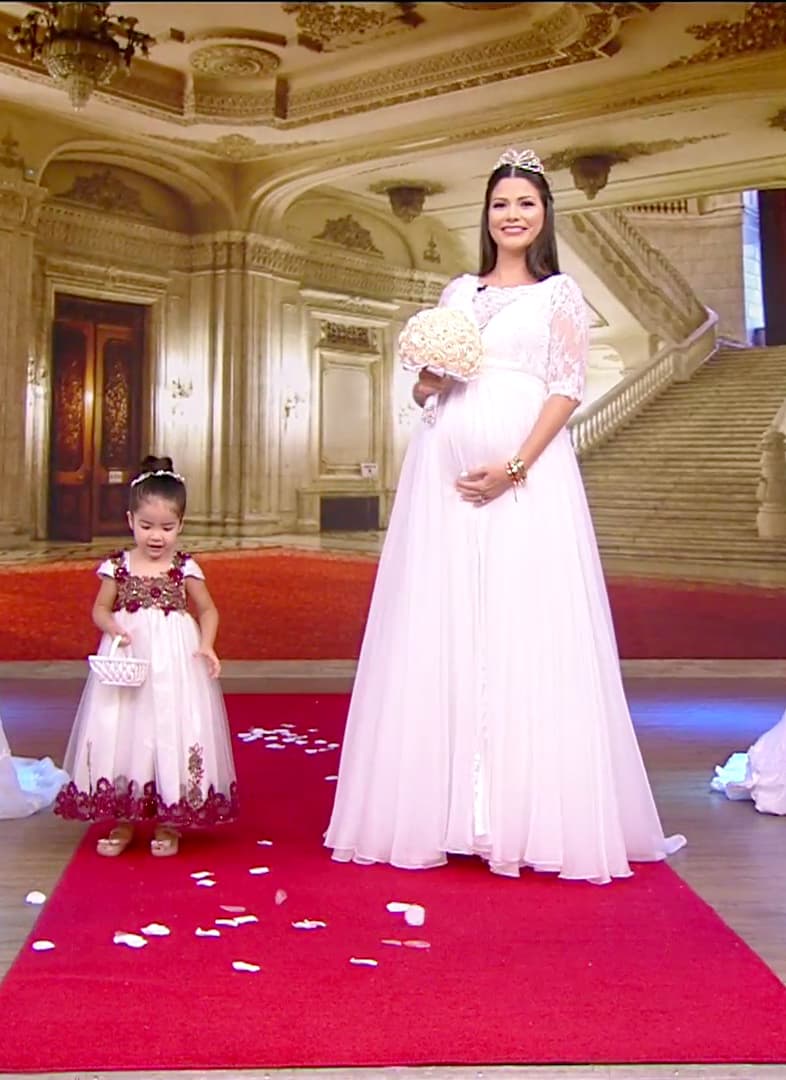 Mientras su mami modelaba, ella lanzaba petalos de rosa.