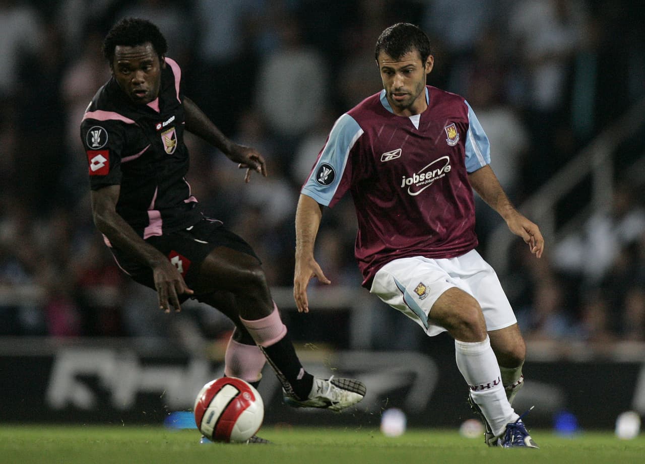 El 30 de agosto de 2006, Mascherano llega al West Ham United, pero no logró encontrar su futbol, el equipo deja de contar con el argentino en sus filas.
<br>