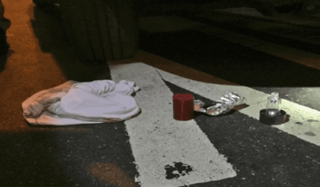 Materiales lanzados a oficiales del NYPD en Times Square.