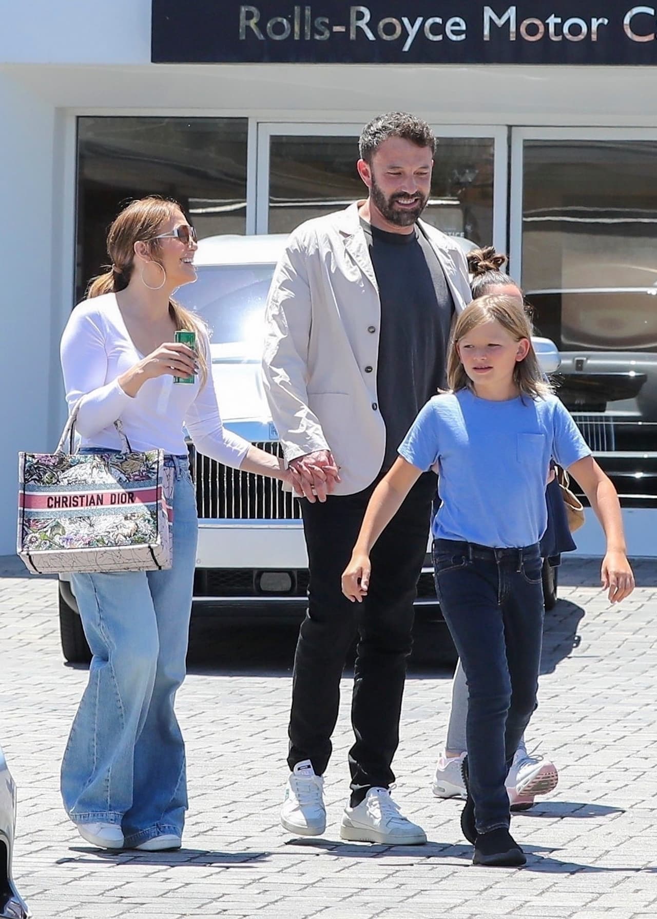 De acuerdo con las imágenes dadas a conocer, en esta ocasión la visita al concesionario pasó sin mayores contratiempos. 
<br>