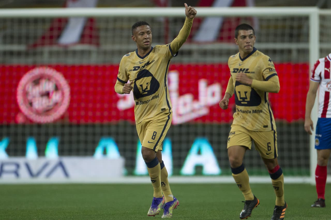 Las chivas logran venir de atrás para vencer a Pumas 2-1 y subir lugares en la tabla de posiciones.Pumas se queda en el penúltimo lugar con 5 puntos y las Chivas suben hasta la décima posición con 10 unidades.