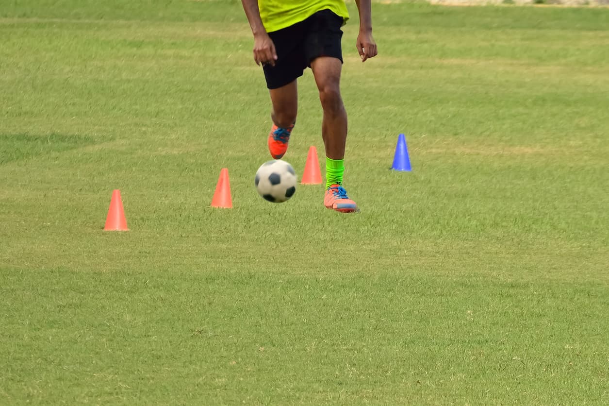 9. Chulear (Cuba, República Dominicana)
<br>El beso apasionado y sexual en Cuba y República Dominicana es también un robo en Costa Rica, Venezuela y España. En México y Guatemala significa “elogiar”. En Paraguay significa una forma de esquivar obstáculos (asociado al 
<i>dribbling</i> en fútbol).