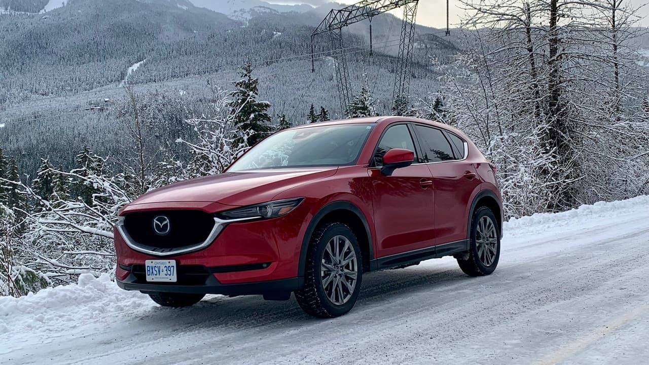 Mazda convirtió una de las mejores camionetas en el disputado segmento de las SUVs compactas, y la hizo mejor aún, colocándola así cenrca del tope del segmento.