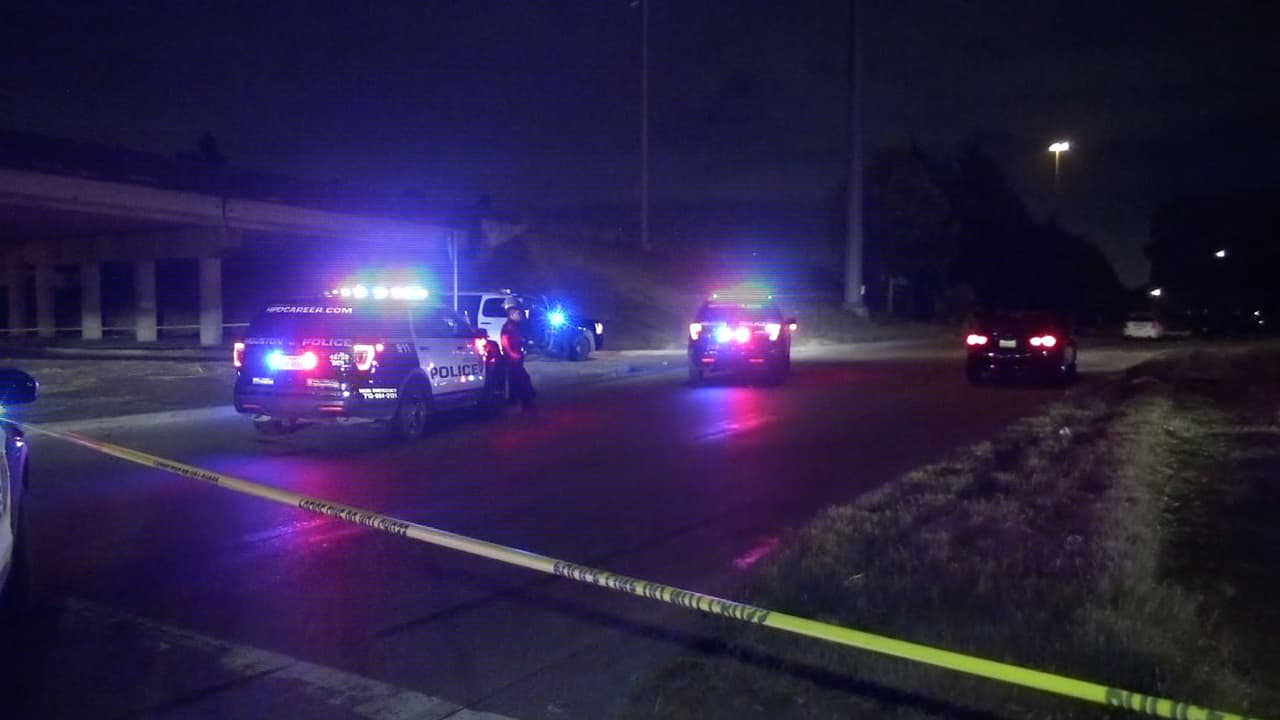 Balean a conductor en la cabeza en posible caso de furia al volante en Houston