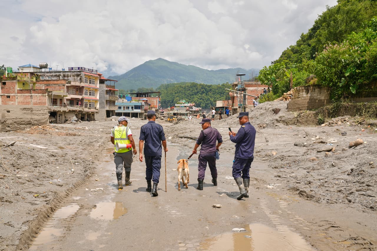 Los equipos de rescate buscan cuerpos a lo largo del río Trishuli tras las inundaciones repentinas en el distrito de Nuwakot, en Nepal, el sábado 29 de agosto de 2026.