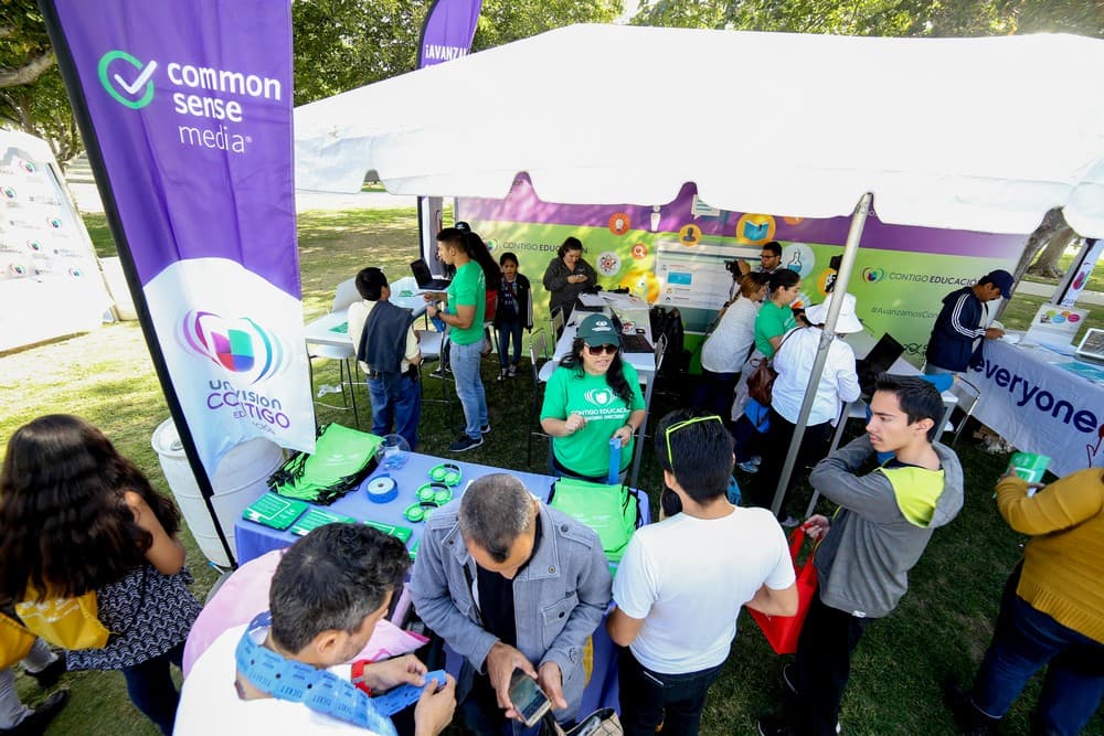 Como todos los años, Univision realizó su ya tradicional Feria de la Educación, el 15 de octubre de 2016, por primera vez en los terrenos de CalState Northridge. Decenas de miles de padres e hijos asistieron al mayor evento educativo de la comunidad hispana estadounidense.