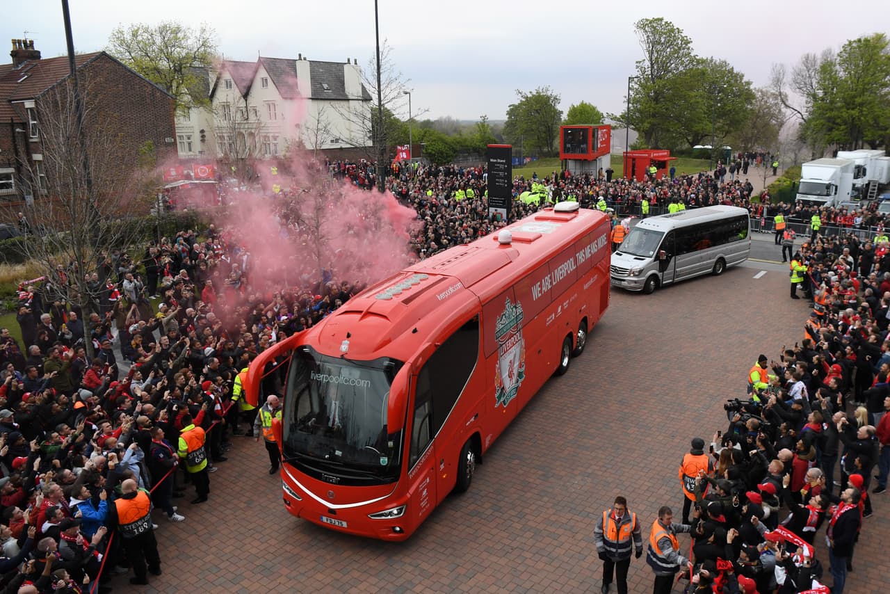 Con bengalas, bunfanas, playeras y banderas, los aficionados del Liverpool y algunos del Barcelona prendieron la fiesta en las cercanías de Anfield para lo que será una Semifinal de Champions League memorable luego del 3-0 en el Camp Nou la semana pasada.