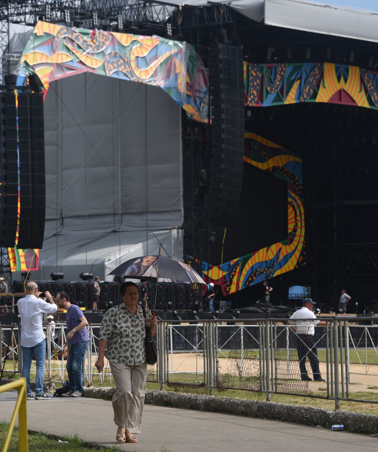 Cuatro lenguas frontales de bocinas, ocho torres de repetición de 20 metros, luces, parafernalia y mucho color, así fue el montaje de este trono que muchos cubanos esperaron ver por varios años.