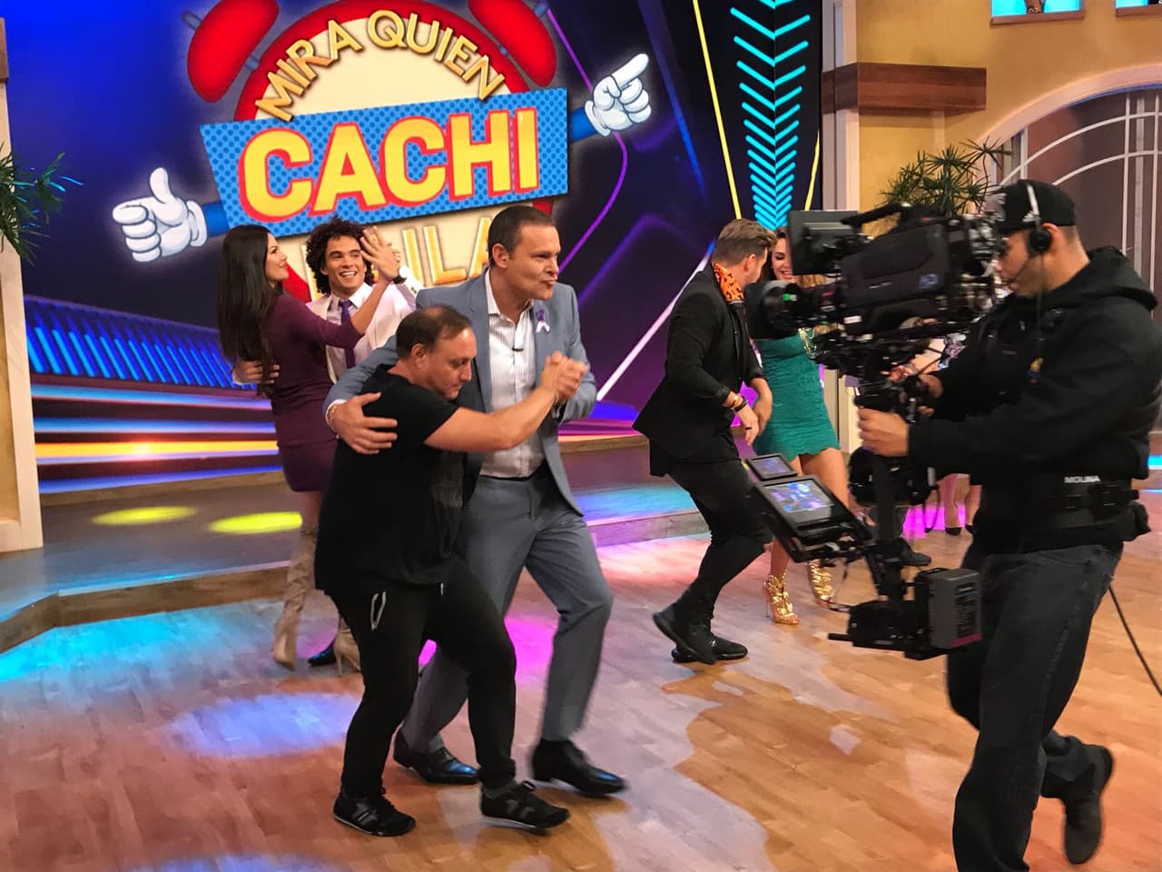 Baile de parejas... Ni modo Alan, ahora te tocó bailar con Chucky.