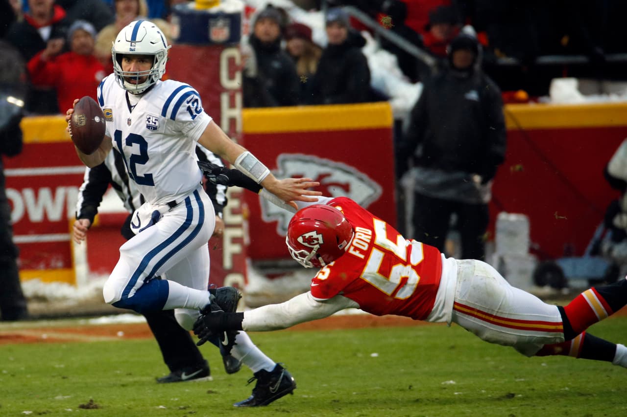 <b>Primer Cuarto: </b>La defensiva de Kansas City impidió que Andrew Luck y compañía consiguieran un 1&10 durante todo el primer cuarto en tres oportunidadses. 
<b>(Chiefs 14-0 Colts)</b>