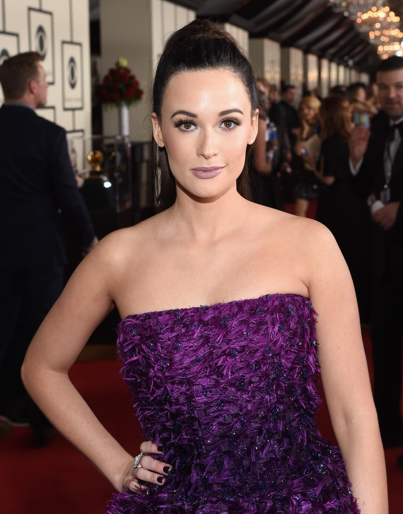 Kacey Musgraves / La nominada a mejor álbum de música country encontró la manera perfecta de dar protagonismo a su impactante vestido de Armani Privé, sin dejar de brillar por sí misma. Bastaron una high ponytail alborotada, un poco de brillo en los párpados y algo de lila en los labios, para anotar un diez.