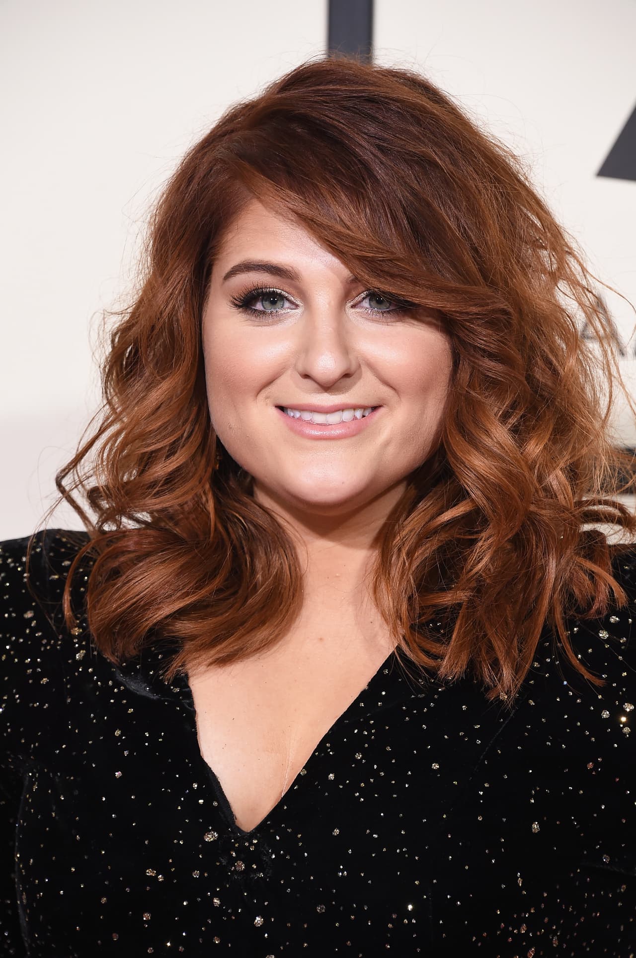 Meghan Trainor / Al parecer, las rubias no son las únicas que saben cómo divertirse y Meghan lo sabe. La intérprete de “Dear Future Husband” podría fácilmente enamorar a más de uno con su melena rojiza y mejillas ligeramente rosadas. Definitivamente, este look eleva su estatus a super hot.