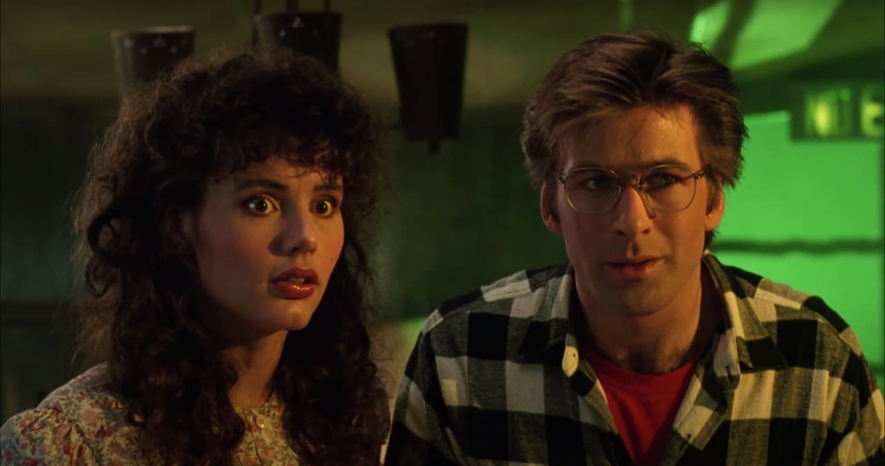 La cinta cuenta la historia de una pareja que murió de manera trágica y les informan que deberán pasar más de un siglo en su antigua casa como fantasmas; sin embargo, no están a gusto con los nuevos inquilinos.