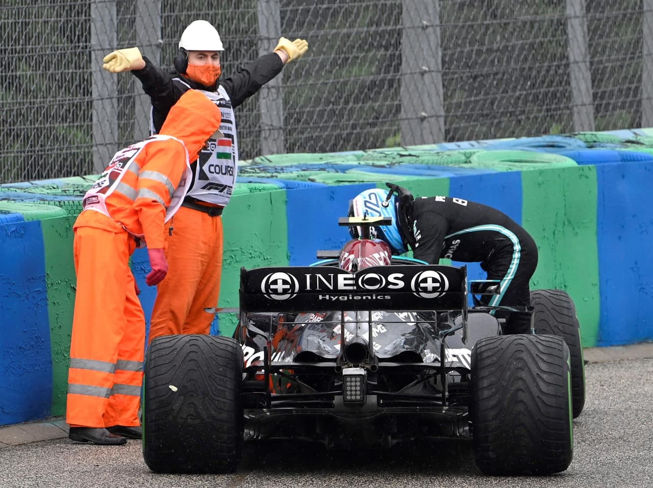 Esteban Ocon es campeón del Gran Premio de Hungría. La carrera se vio accidentada y detenida con bandera roja cuando Bottas se deslizó hacia la parte trasera del McLaren de Norris, quien se inclinó hacia el auto de Verstappen, y Bottas se estrelló contra el segundo Red Bull de Sergio Pérez. Stroll intentó zambullirse por el interior en la curva 1, pero golpeó el Ferrari de Charles Leclerc, que a su vez chocó contra Ricciardo. Vettel fue segundo y Hamilton consiguió la tercera posición.