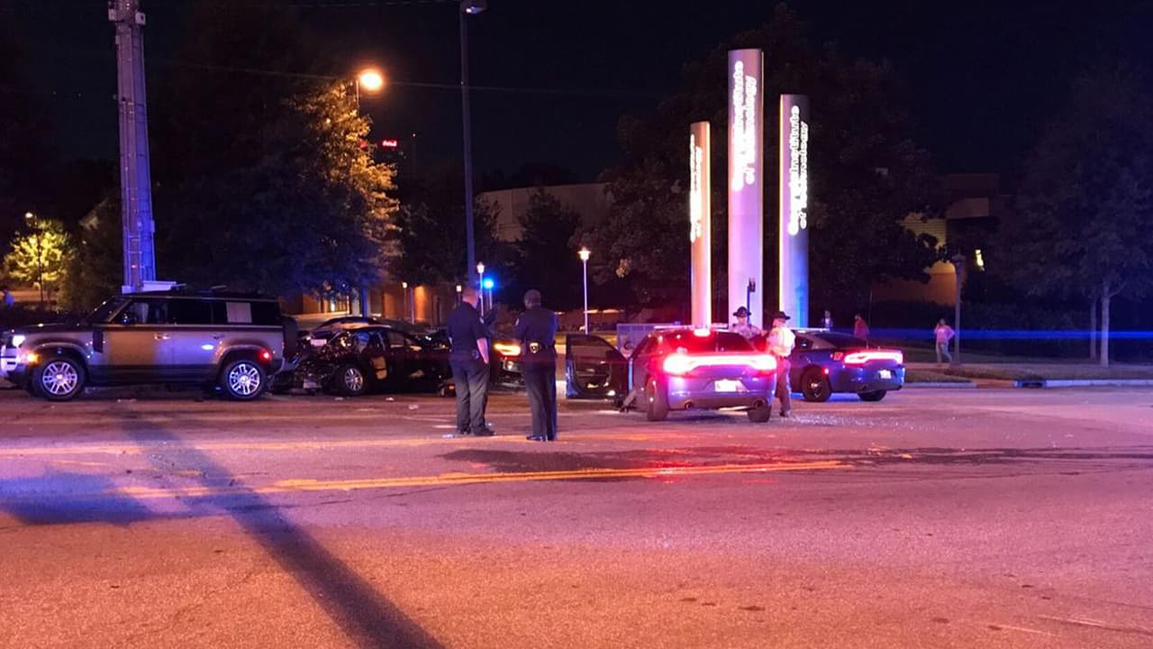 Un oficial de la Patrulla Estatal de Georgia intentó detener el tráfico que involucraba a un vehículo que viajaba a 125 mph en la I-75 en dirección sur cerca de Howell Mill Road.