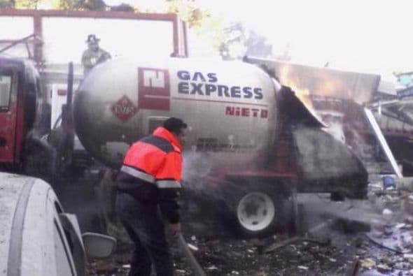 Un camión cisterna abastecía de gas la cocina del Hospital Materno Infantil de Cuajimalpa, cuando de pronto explotó. (Imagen tomada de Twitter).