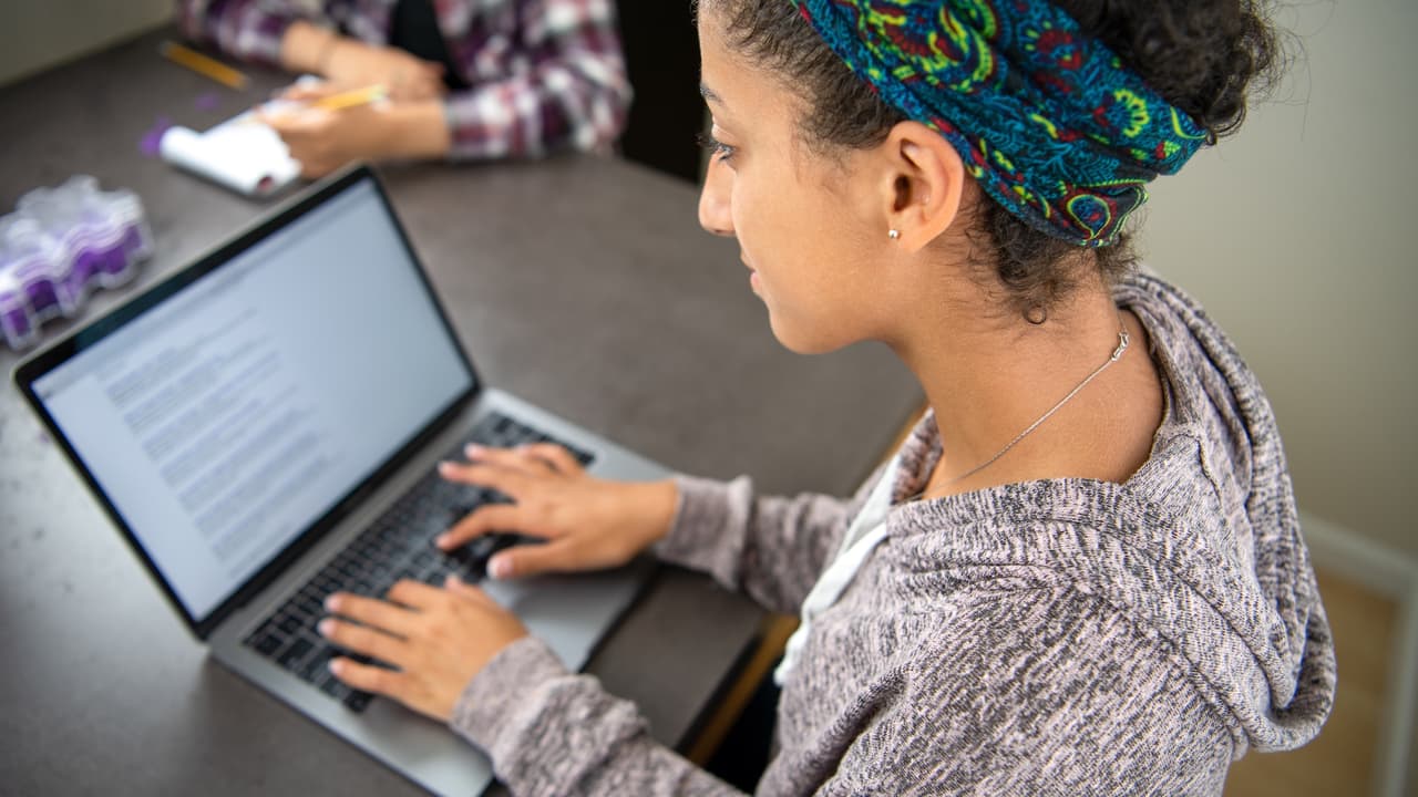  Nueva York entregará 350,000 laptops gratis a estudiantes de escuelas públicas