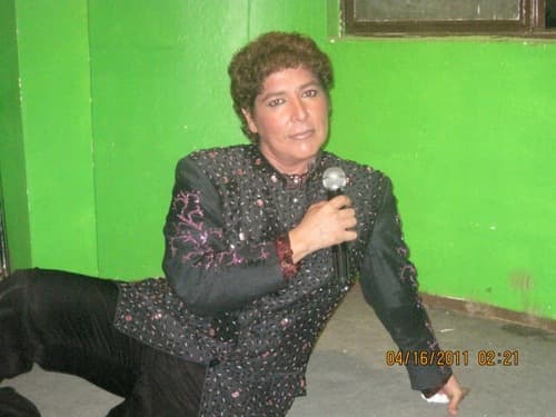 "Fue mi exmánager, al cabo que ya nos divorciamos, obviamente, artísticamente. Me quisieron hacer la propuesta de 
<b>hacerme unas fotos de espalda, de lado, grabarme cantando, en la casa de ustedes en las bohemias</b> que hacemos de repente. Obviamente, un video de lejos para hacerlo pasar (por Juan Gabriel), ahorita que está tan en boga”.