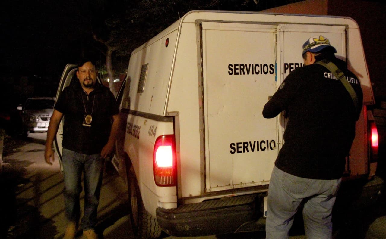 Policía de investigación mexicana llegando al lugar donde consiguieron los cinco cuerpos.