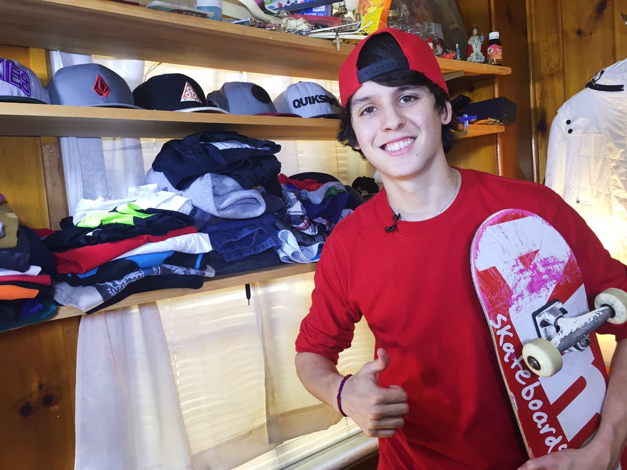 Nos hemos enamorado de Christopher Vélez. Ahora, él nos revela qué es lo que en verdad le quita el sueño: su patineta.