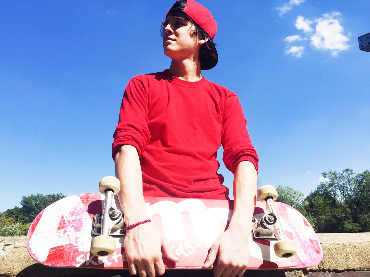 Nos hemos enamorado de Christopher Vélez. Ahora, él nos revela qué es lo que en verdad le quita el sueño: su patineta.