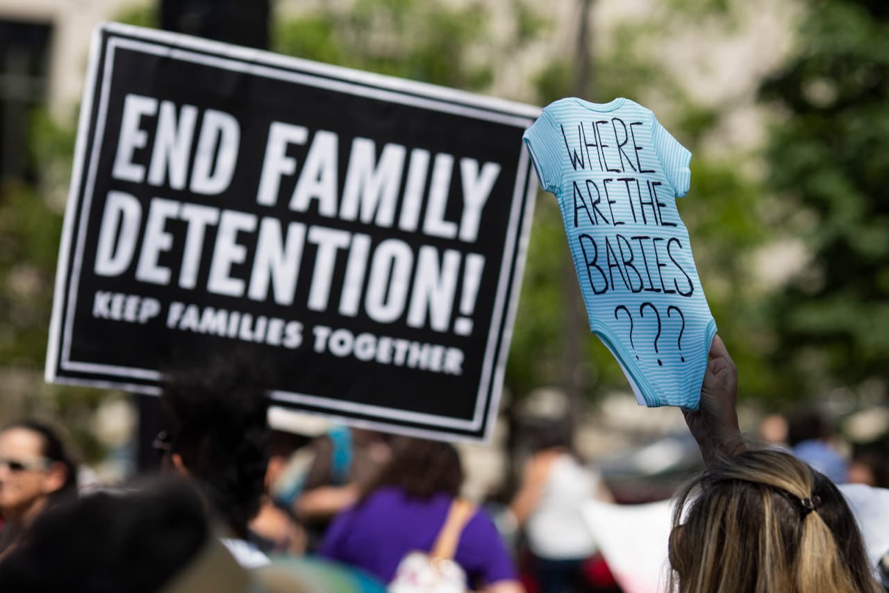 "¿Dónde estan los bebés?" y "Termina la detención de familias", señalaban estos dos carteles en Washington, DC. (AFP/Getty)
