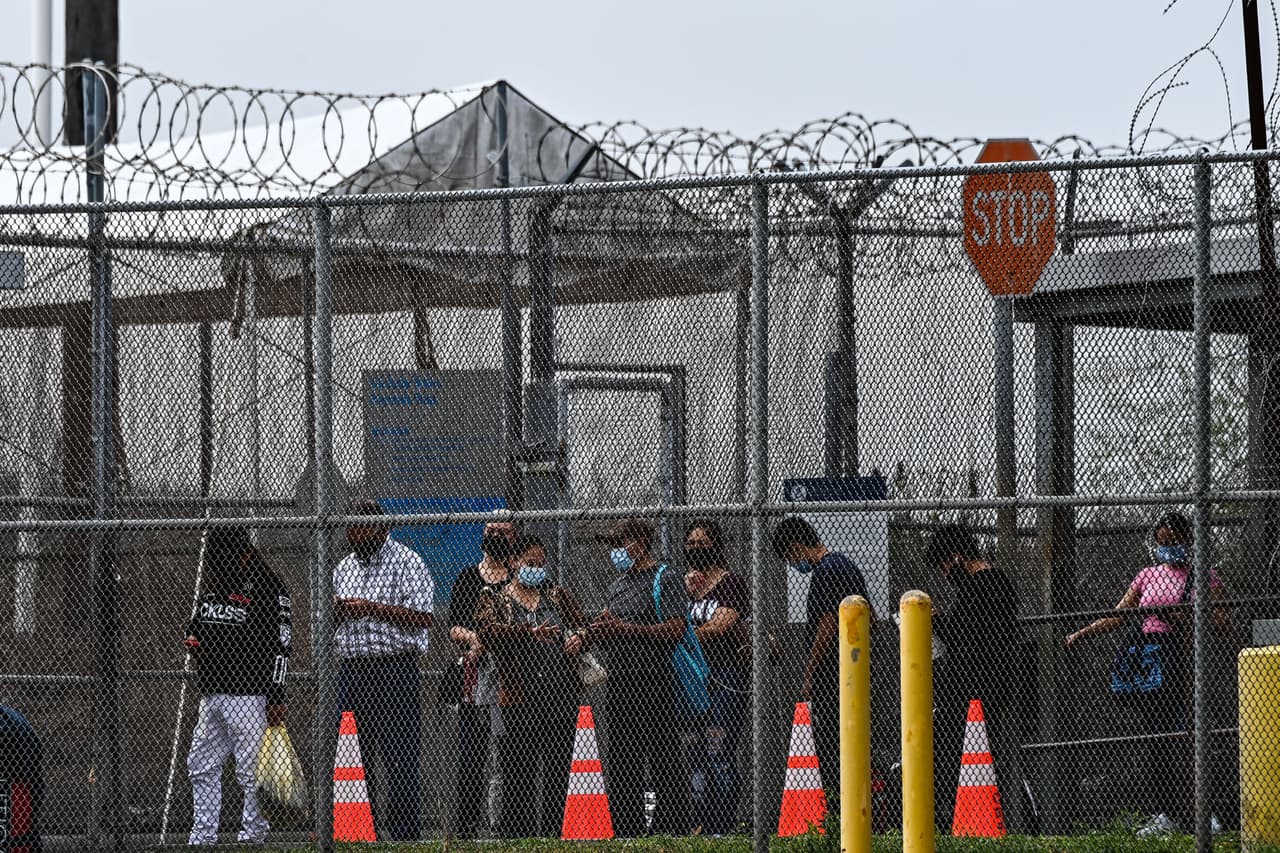 La fila de solicitantes de asilo esperando para cruzar el Puente Internacional Gateway, entre Brownsville y Matamoros, el 15 de marzo de 2021. 
<a href="https://theconversation.com/biden-ends-policy-forcing-asylum-seekers-to-remain-in-mexico-but-for-41-247-migrants-its-too-late-156622"><u>Según un artículo</u></a> de The Conversation, la nueva política migratoria provocó un enorme alivio entre los más de 15,000 migrantes atrapados en los campamentos en el norte de México, pero llegó tarde para la mayoría de los 41,247 solicitantes cuyos casos fueron rechazados en los últimos meses