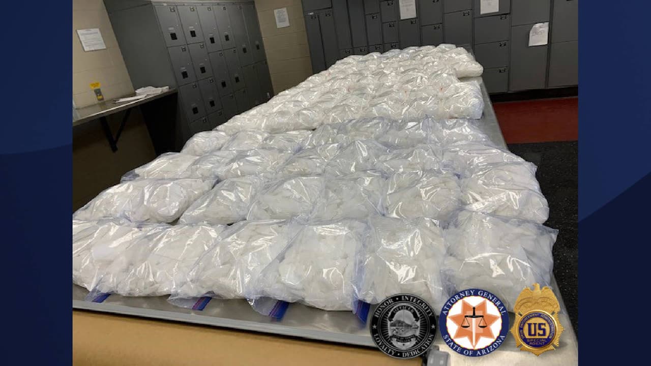 “Durante una parada de tráfico, el Estado alega que
<b>la policía recuperó aproximadamente 222 libras de metanfetamina</b>”, se lee en el comunicado de la Oficina del Fiscal General de Arizona (AGO, por sus siglas en inglés).
<br>