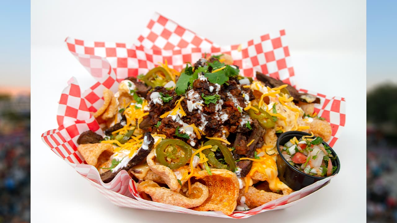 <b>CHICHARRON LOADED NACHOS </b>de Borracho Nacho Bar
<br>
<b>Cerdo frito sazonado con condimentos al estilo cajún</b>. Además, de nachos de chicharrón y carne de fajita de ternera ahumada, cubiertos con
<b>un delicioso queso recién hecho</b>.