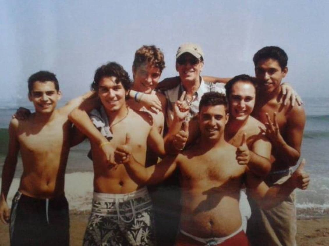 <b>Héctor se convirtió en el nieto consentido de Juan Gabriel.</b> En esta foto durante un paseo en la playa, podemos ver a al actual heredero del cantante, Iván Aguilera y al hijo de Isabel Pantoja, Kiko.