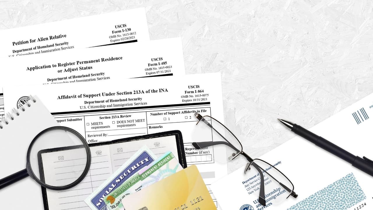 <b>Firme y presente el formulario N-400</b>: ahora puede presentarlo por correo o en línea. Si presenta la solicitud en línea, puede pagar las tarifas en línea, verificar el estado de su caso, recibir notificaciones y actualizaciones, responder a solicitudes de evidencia, administrar su información (incluida la actualización de su dirección) y ver cuándo se espera que se decida su caso. En Filadelfia, el tiempo promedio de procesamiento para la naturalización puede demorar entre 11 y 17 meses.