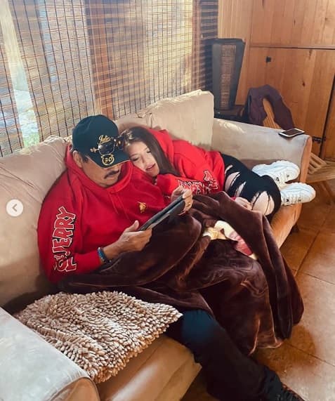 La joven decidió donarle uno de sus riñones tras enterarse que la vida de su padre 
<b><a href="https://www.univision.com/famosos/prefiero-no-tener-un-rinon-que-no-tener-papa-hija-de-julio-preciado-responde-a-las-criticas-por-ser-la-donadora-fotos" target="_blank">corría peligro</a></b>.