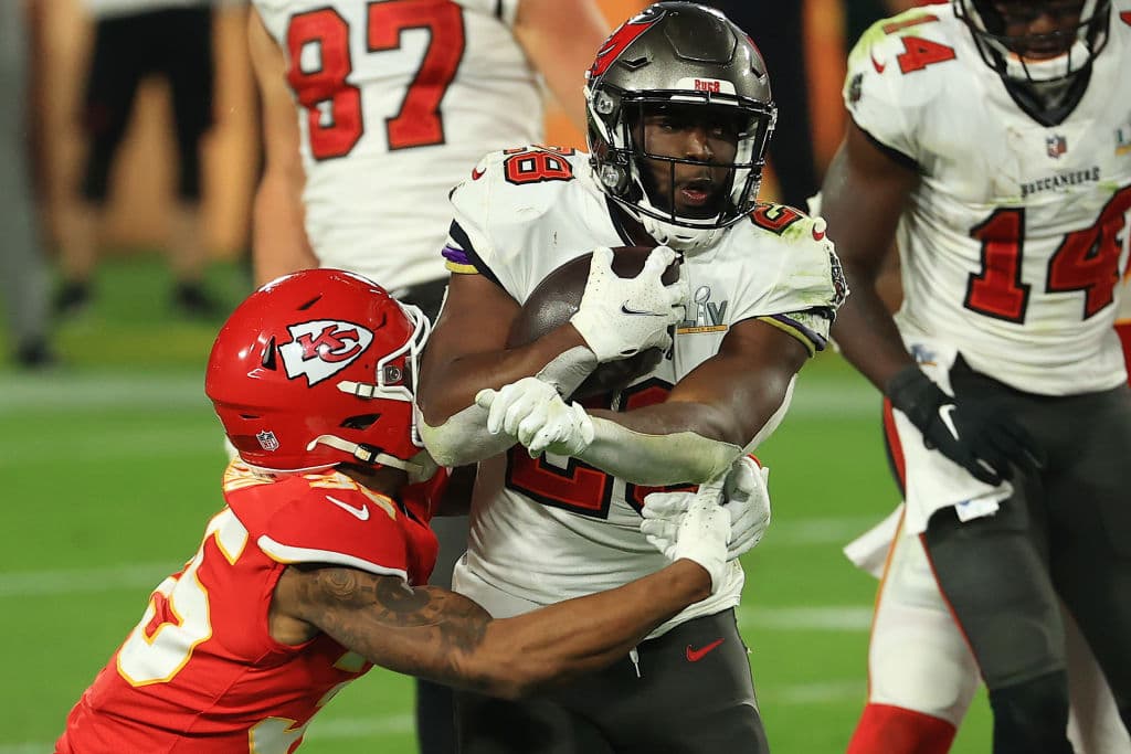 La defensa de los Tampa Bay deja a Patrick Mahomes sin pase de anotación y con dos intercepciones en la arrolladora victoria de los Buccaneers 9-31 sobre los Kansas City Chiefs. Tom Brady demuestra porque es el mejor y con tres pases de anotación y sin intercepciones consigue su séptimo anillo de Super Bowl.