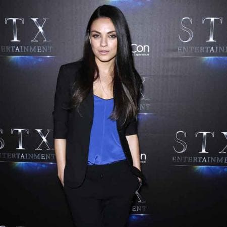 "El proceso se tardó unos cinco años, ganamos la lotería de visas y eso nos permitió ir a Moscú, donde había otra lotería que quizá podríamos ganar, para luego sí venir a Estados Unidos", le dijo Mila a 
<b><a href="http://www.lamag.com/culturefiles/rooting-for-the-home-team-with-mila-kunis/">Los Angeles Magazine</a></b>.