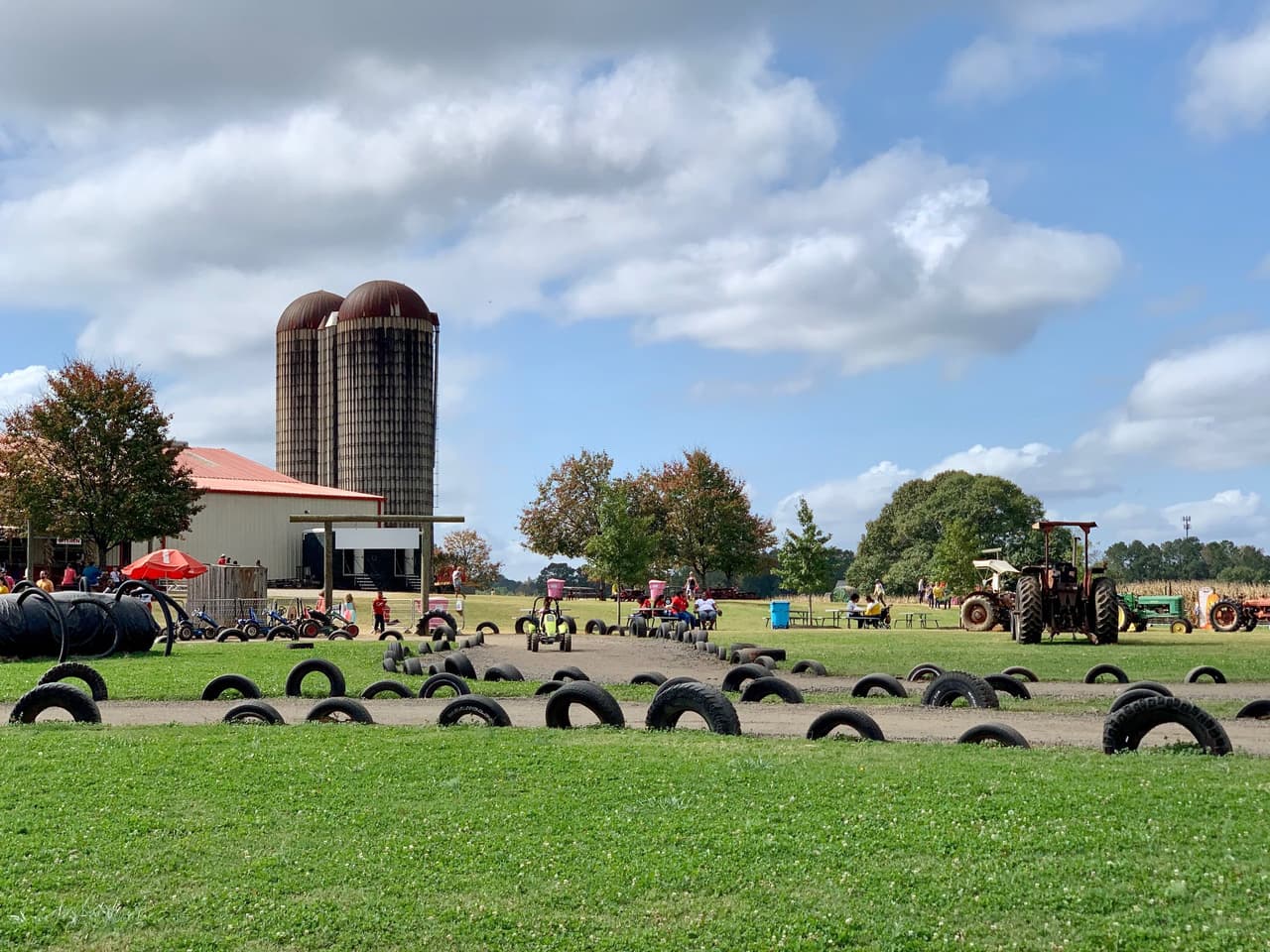 <b><a href="https://www.southernbellefarm.com/" target="_blank">Southern Belle Farm (1658 Turner Church Rd, McDonough)</a></b>: El otoño es una temporada especial en Southern Belle Farm, donde dicen que celebran la cosecha a “la antigua”: con un huerto de calabazas, 4 acres de laberinto de maíz y más de 20 atracciones al aire libre.