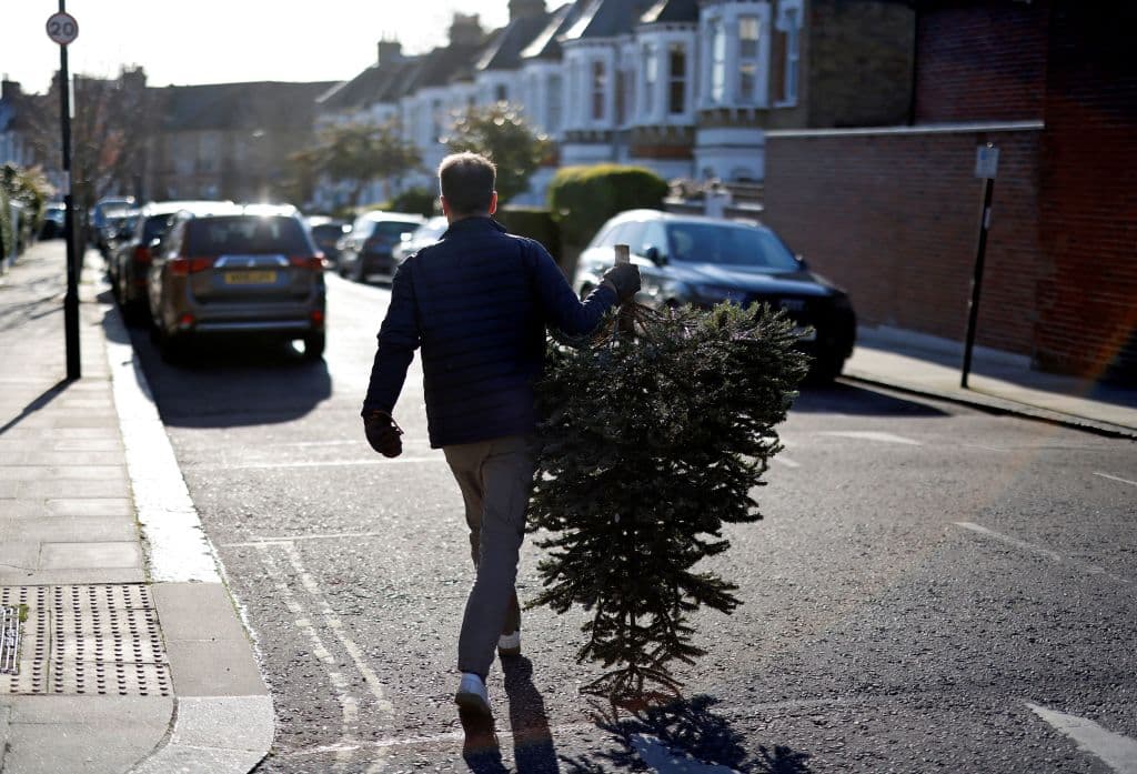 La clave para evitar que el pino sirva de combustible para un incendio mayor en cualquier residencia no es botarlo. Aunque los bomberos recomiendan los árboles artificiales, piden a quienes tengan pinos naturales en casa que se aseguren de 
<b><a href="https://www.univision.com/local/los-angeles-kmex/edicion-digital-california/festividades-seguras-a-prueba-de-incendios-como-evitar-accidentes-con-el-arbol-de-navidad-video" target="_blank">echarles la cantidad de agua diaria</a></b> recomendada para su tamaño, lo que impedirá que se sequen.