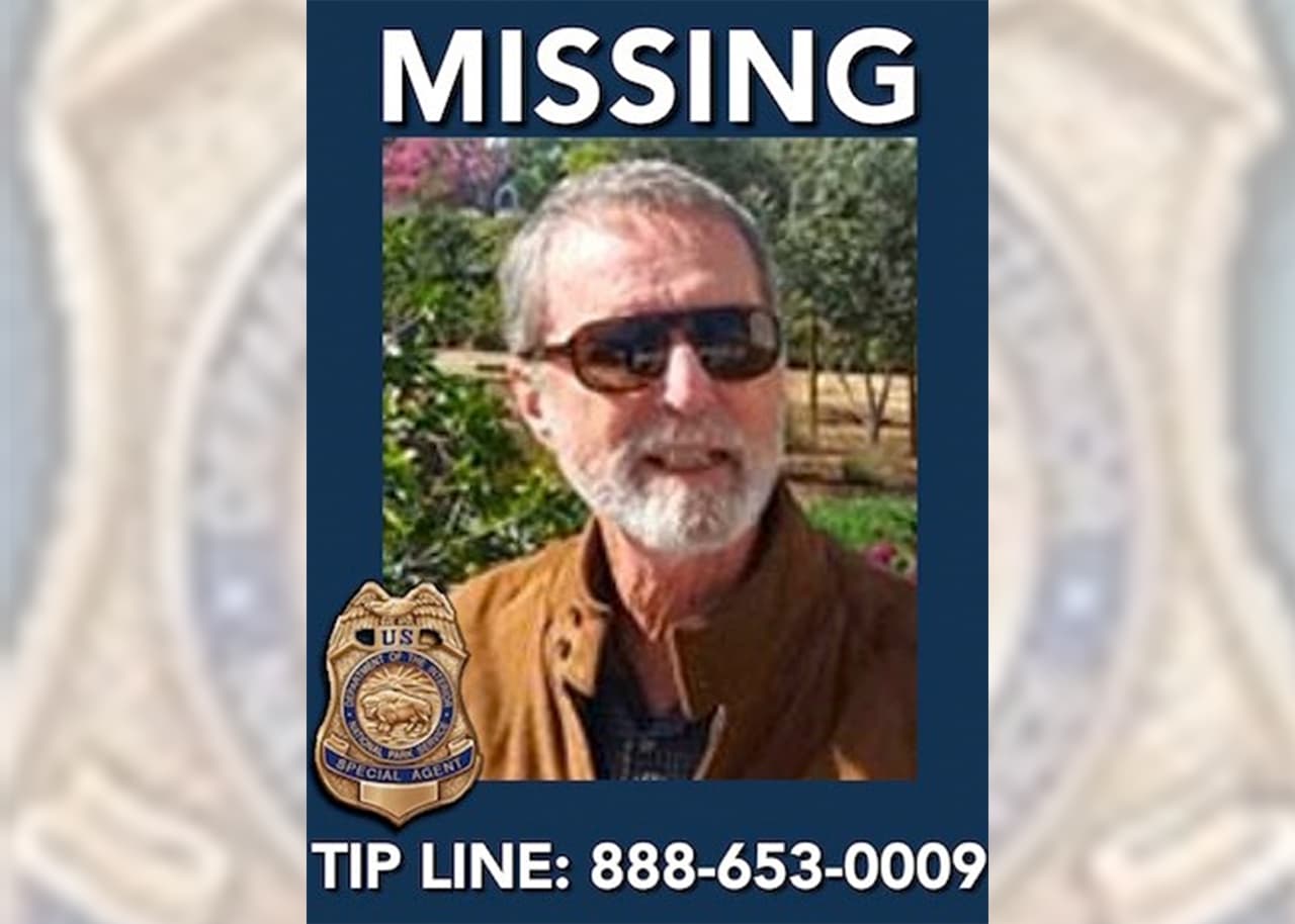 <b><a href="https://www.nps.gov/orgs/1563/cold-cases.htm" target="_blank">Peter Jackson </a>d esapareció el 17 de septiembre de 2016, cuando tenía 74 años.</b>
<br>Mide unos 5'10" de altura, pesa 155 libras, y llevaba una mochila azul marca Outdoor Products.
<br>
<br>
<b>Lo que se sabe:</b> Jackson salió a caminar desde su campamento en White Wolf Campground, pero nunca regresó. La última comunicación fue con su hijo, a quien por mensaje de texto le avisó que se dirigía al parque el 17 de septiembre de 2016. Su vehículo fue encontrado días después, pero ni rastro de Jakson.