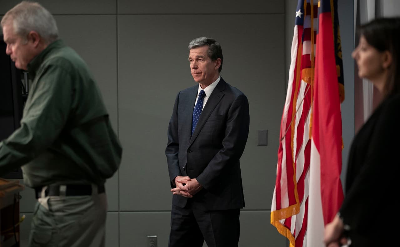 Se espera que la orden de permanecer en casa finalice en Carolina del Norte el próximo viernes 8 de mayo. Según Cooper, la reapertura económica del estado será realizada en tres fases. (
<a href="https://www.univision.com/local/north-carolina-wuvc/este-es-el-plan-de-carolina-del-norte-para-volver-a-la-normalidad-en-epoca-de-coronavirus-fotos">Vea aquí el plan ampliado</a>)