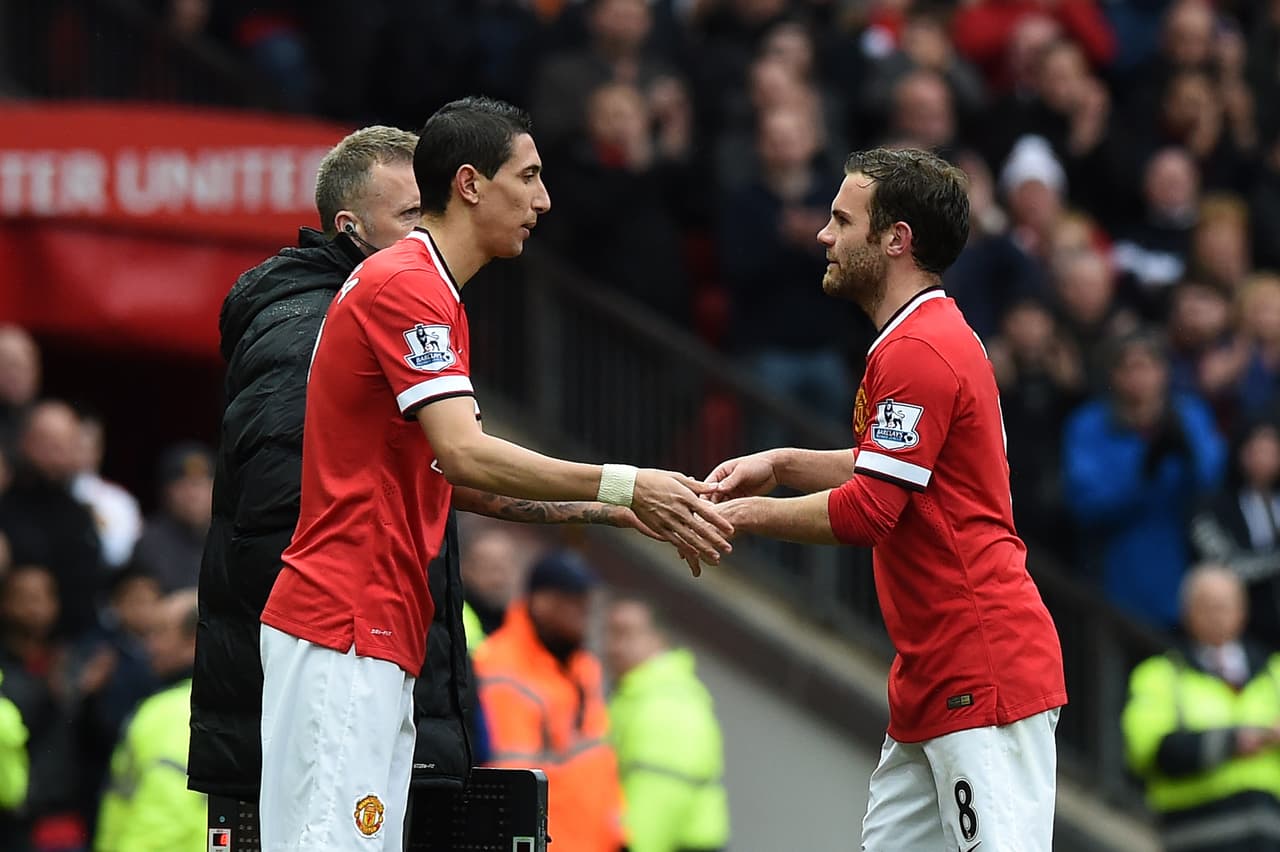 Sin embargo, Di María fue más suplente que titular en el año que estuvo con Manchester United, donde aportó poco o nada antes de salir al París Saint-Germain.