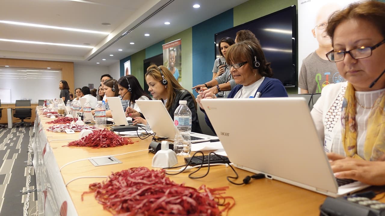 Los voluntarios no podían faltar y desde temprano llegaron para contestar llamadas.
<br>
<br>
<b>DONA AQUÍ: <a href="http://bit.ly/UnidosConStJude" target="_blank">bit.ly/UnidosConStJude</a></b>