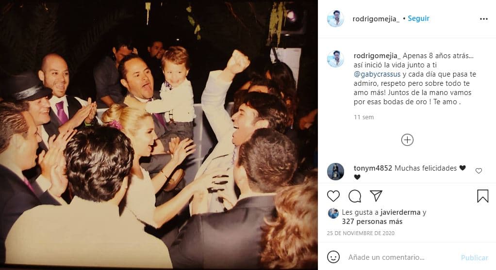 Un día después de la publicación anterior, el actor compartió una fotografía del día de su boda con Gaby Crassus: "Apenas 8 años atrás. Así inició la vida junto a ti, y cada día que pasa te admiro, respeto, pero sobre todo ¡te amo más! Juntos de la mano ¡vamos por esas bodas de oro!", prometió el actor.