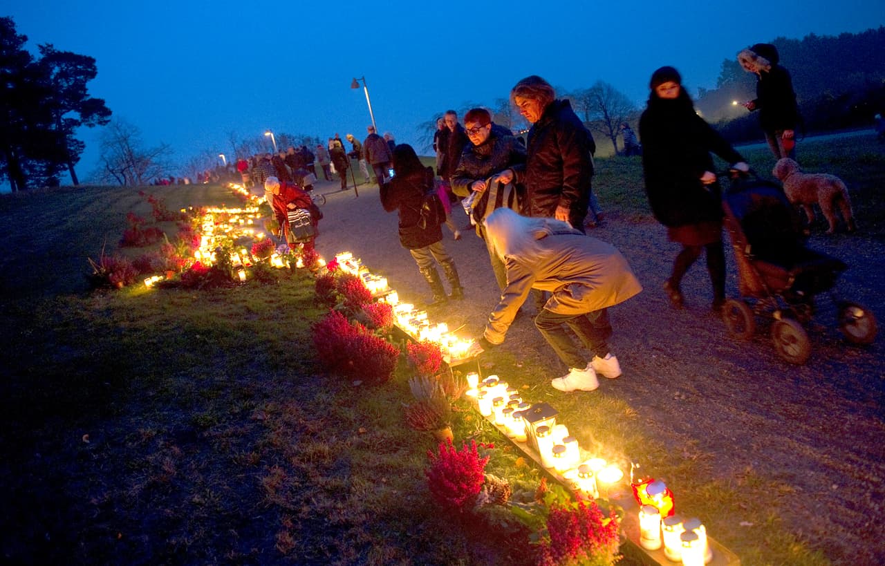 <b>‘Alla Dag Helgons’</b>
<br>
<br>Es la variación sueca de la celebración del ‘día de todos los santos’. Dura cada año desde el 31 de octubre al 6 de noviembre.
<br>