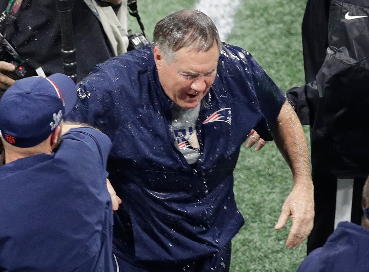 Otro de los detalles que acompañan un campeonato es el baño con la bebida hidratante helada sobre la cabeza y la espalda del entrenador en jefe que consigue la gloria.