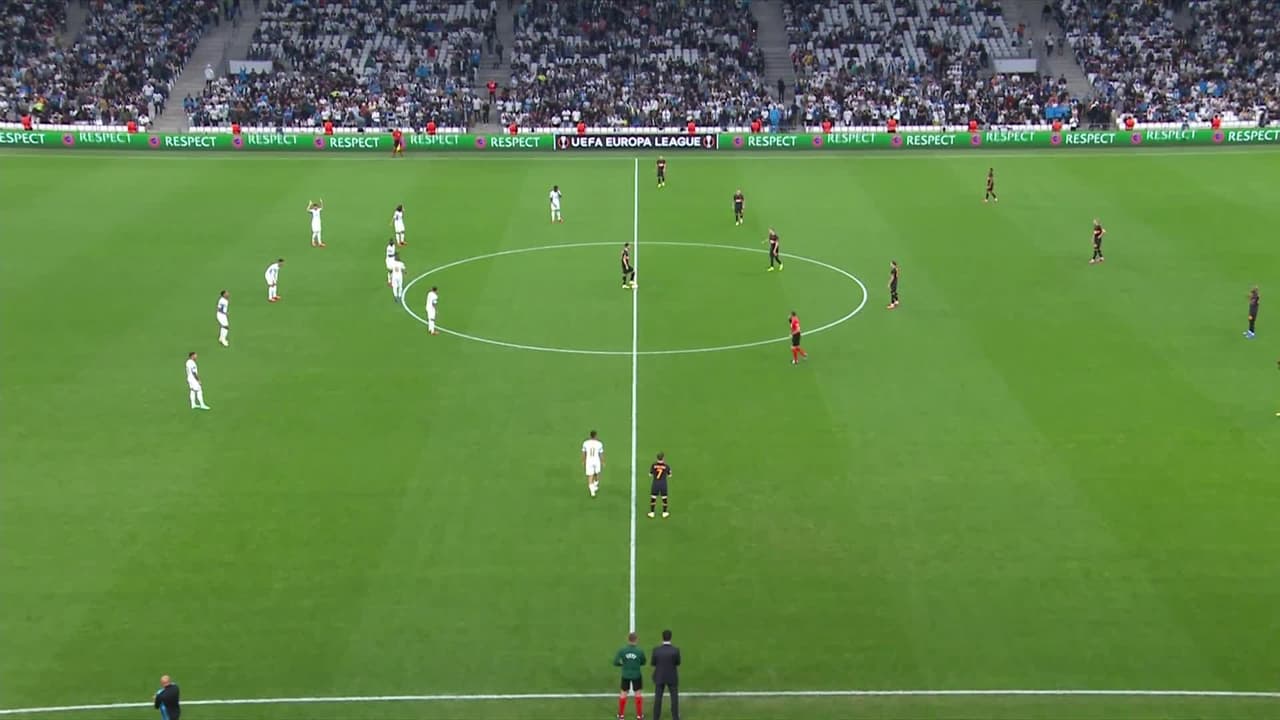 Arranca el partido y la pelota está en juego.